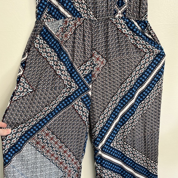 Molly Bracken Star Printed Woven Jumpsuit - Picture 4 of 10